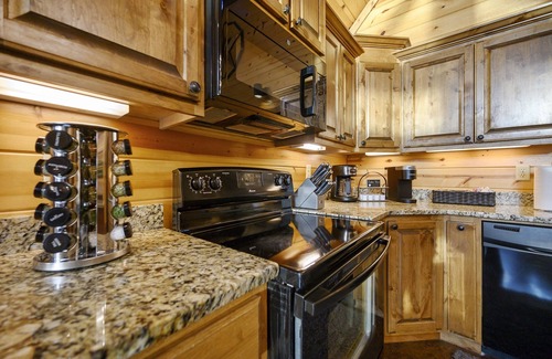 Hochatown Cabina | 5Kings | Pool Table, Shuffleboard, Playset, Putt Putt | 2min to New Casino!