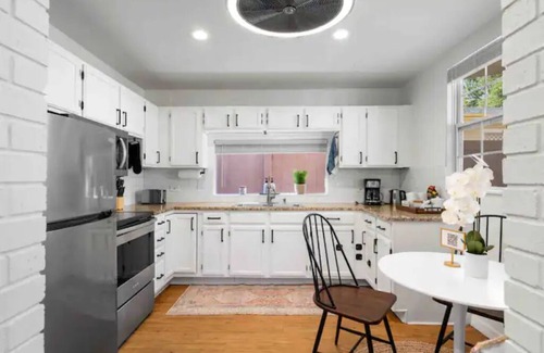 Historic Old Northeast Casa | 5min Drive-DTSP\Flexible Guest Policy\Fully Equipped Kitchen\Patio\Washer-Dryer