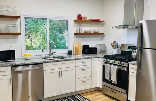 White Lake Casa | 5min from King of the Ice! New home in White Lake w/Fire Pit and Grill!