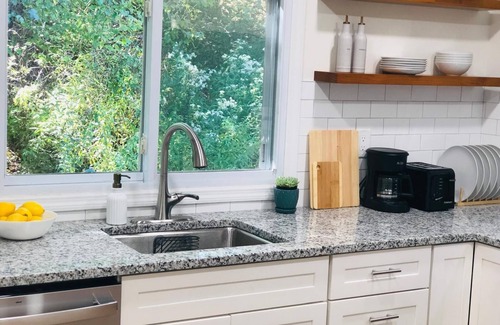 White Lake Casa | 5min from King of the Ice! New home in White Lake w/Fire Pit and Grill!
