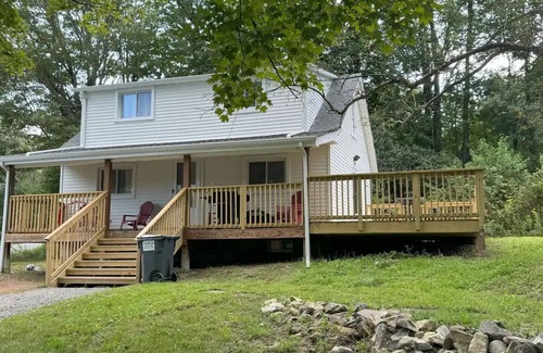 White Lake Casa | 5min from King of the Ice! New home in White Lake w/Fire Pit and Grill!
