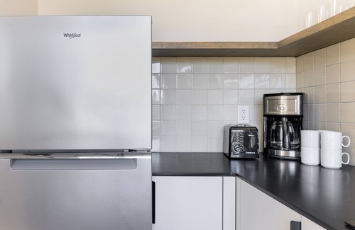 Buena Vista Apartamento | 5min to Broad + Rooftop Views | Studio at Conway