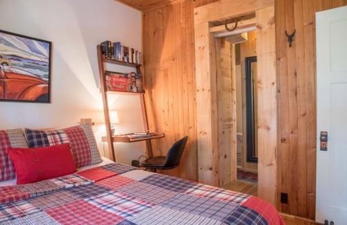 Mont-Tremblant Chalet De Esquí | 5min to Resort, Private Beach, NEW 1000MB internet, 3 Queen Beds,