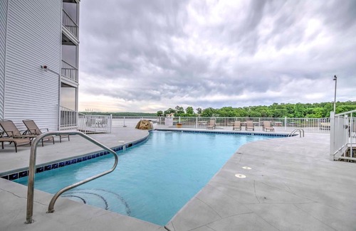 Osage Beach Apartamento | 5th-Floor Lakefront Condo Elevator and Pool Access!