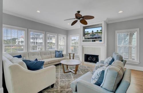 Isle of Palms Casa | 6 10th Avenue by AvantStay Steps to the Beach Pool 2691 sqft