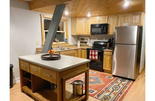 Beach Lake Casa | 6.45 ACRE Private Close to Big Bear Mountain, Waterfall, Fire-pit, Loft & more.