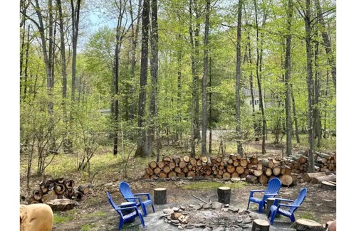 Beach Lake Casa | 6.45 ACRE Private Close to Big Bear Mountain, Waterfall, Fire-pit, Loft & more.