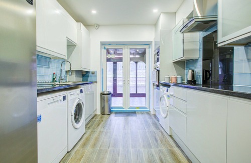 Gooshays Casa | 6 - 7 Beds-sleeps 12-elizabeth Line-free Parking