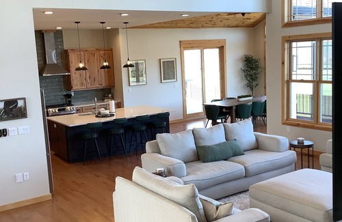 Ontario City Casa | 6 acre estate in Ontariowith lake views