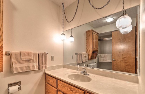 Rogers Casa | 6-Acre Rogers Retreat w/ Ramps on Beaver Lake!