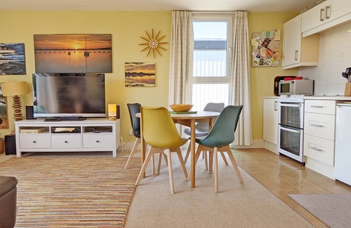 Emsworth Chalet De Esquí | 6 Avocet Quay - una casa de campo / cabina que tiene capacidad para 4 personas en 2 dormitorios