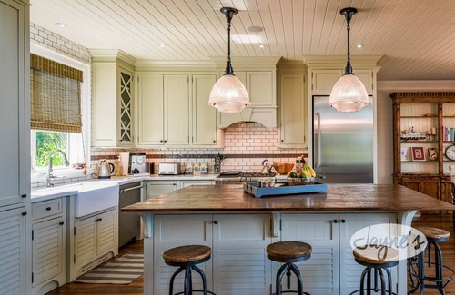 Bracebridge Cabaña | 6 bdrm, 6 bath Luxury with 230' of frontage on Lake Muskoka! Min to Bracebridge!