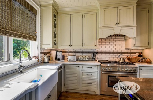 Bracebridge Cabaña | 6 bdrm, 6 bath Luxury with 230' of frontage on Lake Muskoka! Min to Bracebridge!