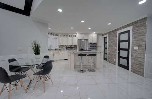 Fleetwood Casa | 6 bdrm home w pool/hot tub/pool table/bar/kareoke