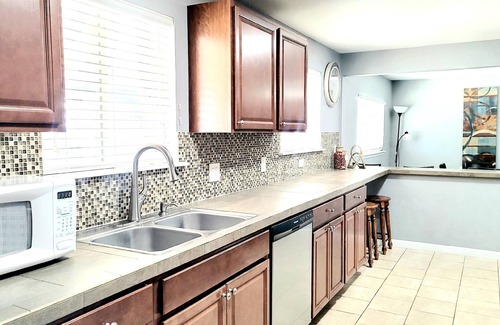 Dupont Casa | 6 bdrms-3 baths-2 Kitchens-2 Living Rooms - Easy Access to Red Rocks / Downtown!