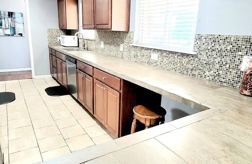 Dupont Casa | 6 bdrms-3 baths-2 Kitchens-2 Living Rooms - Easy Access to Red Rocks / Downtown!
