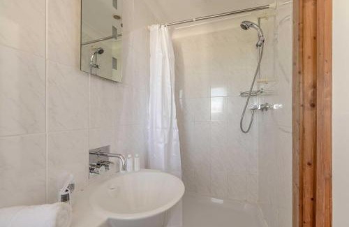 Fifield Casa | 6 Bed Stay Near Windsor, Free Parking, Garden