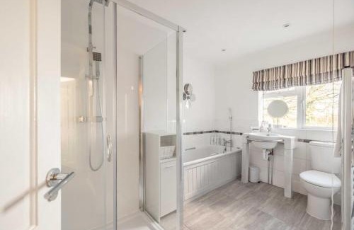 Fifield Casa | 6 Bed Stay Near Windsor, Free Parking, Garden