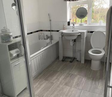 Fifield Casa | 6 Bed Stay Near Windsor, Free Parking, Garden