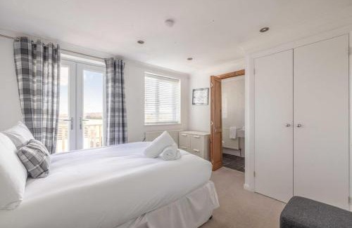 Fifield Casa | 6 Bed Stay Near Windsor, Free Parking, Garden