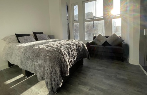 Sneinton Casa | 6 Bedroom 5 Shower rm House in Central Nottingham