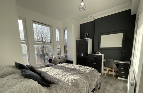 Sneinton Casa | 6 Bedroom 5 Shower rm House in Central Nottingham