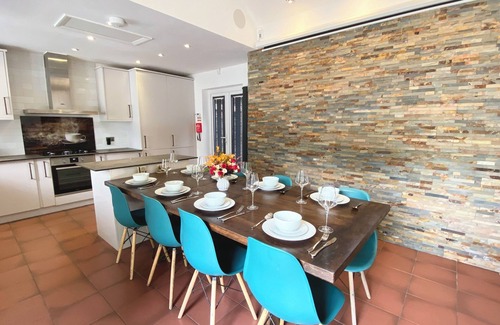 Ascot Casa | 4 Bedroom Unique Bungalow Prime Location Near Ascot Racecourse Ample Parking