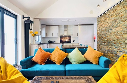 Ascot Casa | 4 Bedroom Unique Bungalow Prime Location Near Ascot Racecourse Ample Parking