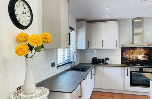 Ascot Casa | 4 Bedroom Unique Bungalow Prime Location Near Ascot Racecourse Ample Parking