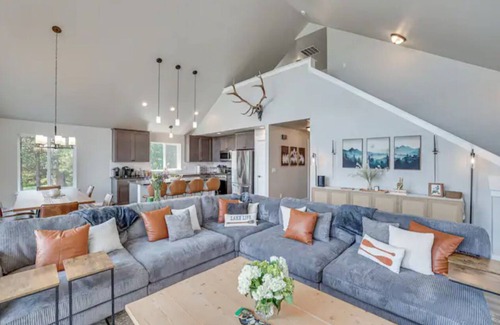 Tamarack Resort Cabina | 6-Bedroom Cabin in Beautiful Donnelly with Swim Spa & Hot Tub & Lakefront
