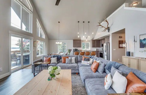 Tamarack Resort Cabina | 6-Bedroom Cabin in Beautiful Donnelly with Swim Spa & Hot Tub & Lakefront