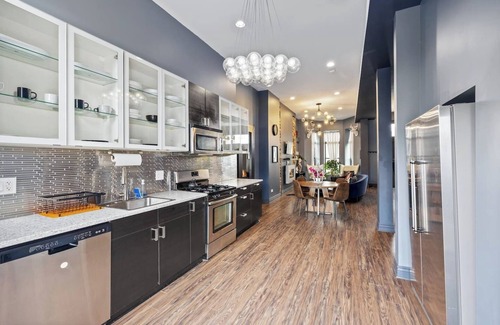 Bronzeville Casa | 6 Bedroom Guest House