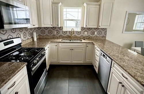 Hudson Lake Casa | 6 Bedroom Home -Huge back yard-30 minutes to ND!