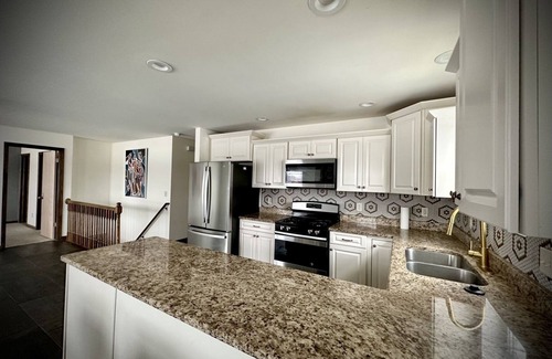 Hudson Lake Casa | 6 Bedroom Home -Huge back yard-30 minutes to ND!