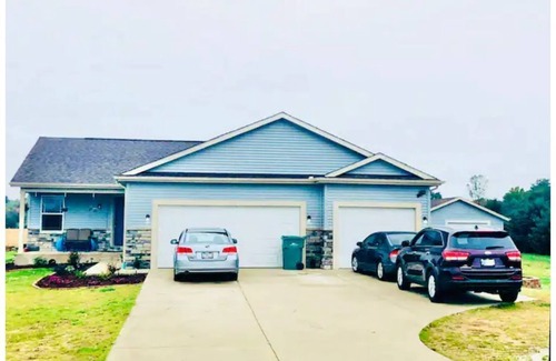 Hudson Lake Casa | 6 Bedroom Home -Huge back yard-30 minutes to ND!
