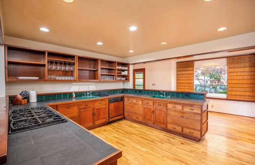 Amazon Casa | 6 Bedroom Home, Walk to Hayward!