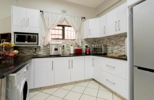 Sheffield Beach Casa | 6 Bedroom home with pool and entertainment area
