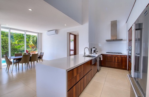 San Juan del Sur Casa | Nueva casa de 6 dormitorios en la playa de surf Remanso! Tasas introductorias