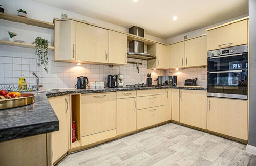 Milton Keynes Casa | 6 Bedroom House- Free Parking, Fast Wifi & SmartTV