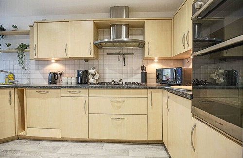 Milton Keynes Casa | 6 Bedroom House- Free Parking, Fast Wifi & SmartTV