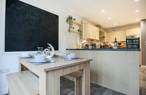 Milton Keynes Casa | 6 Bedroom House- Free Parking, Fast Wifi & SmartTV