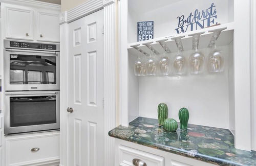 Humble Casa | 6-Bedroom Lakeside Escape: 25 Min to Downtown LS