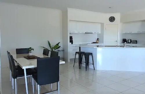 Wondunna Casa | 6 Bedroom Modern Home + Pet Friendly! Sleeps 14