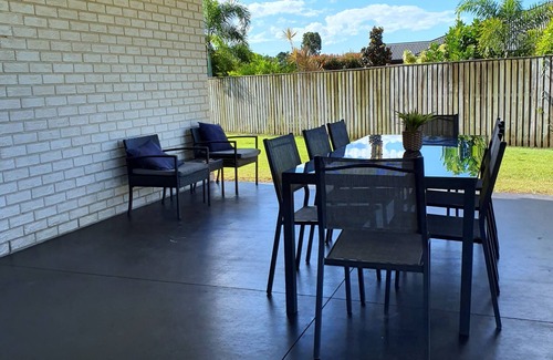 Wondunna Casa | 6 Bedroom Modern Home + Pet Friendly! Sleeps 14