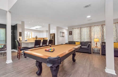 Kingwood Apartamento | 6-Bedroom Retreat, Pool & Spa: 20 Min Downtown GB