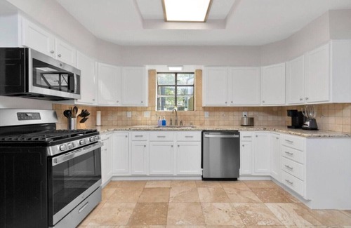 Kingwood Apartamento | 6-Bedroom Retreat, Pool & Spa: 20 Min Downtown GB