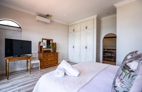 Selection Beach Casa | 6 Bedroom Tuscan Styled Home in Umdloti Beach