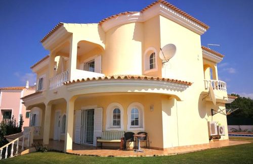 Olhos D'Agua Villa | 6 Bedroom Villa Brady Private with pool and garden