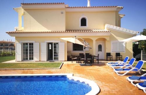 Olhos D'Agua Villa | 6 Bedroom Villa Brady Private with pool and garden