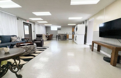 Anchor Bay Harbor Casa | 6-Bedrooms, 1.5-Bath Ranch Style Unit